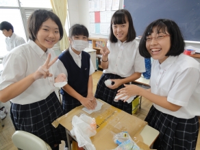 日駒祭準備中の生徒たち