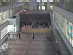 昨日、10日は、遅くまで中庭でダンス部練習　夜の学校風景です
