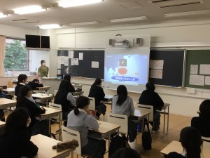 台風被害について映像で学び、これからワークシートをつかって班で考えていきます。