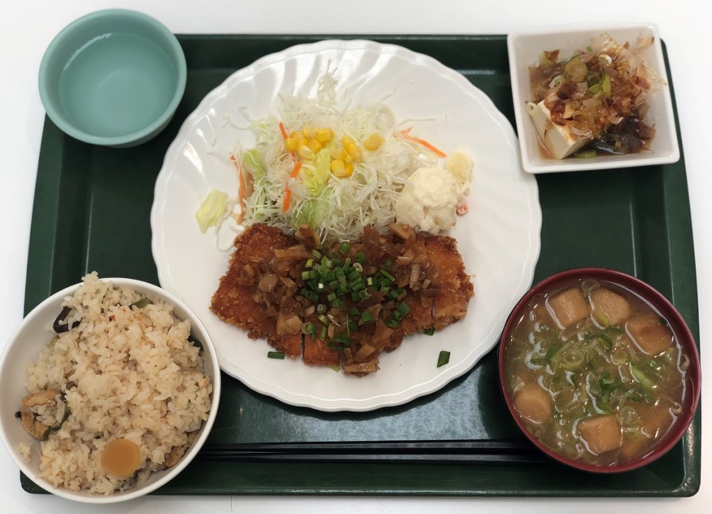 日替定食　ポークカツ和風シャリアピンソース定食（肉）