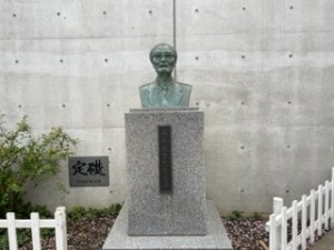 赤井米吉像