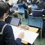 手元のタブレットに問題用紙を映しながら授業を聞く