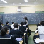 先生の解法を聞く生徒たち