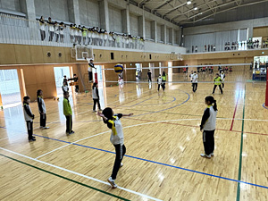 3学年のバドミントン試合風景