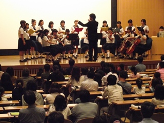 「多摩 la ナイト」での生徒有志と弦楽部による演奏
