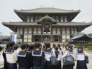高校２年生は奈良・京都へ　東大寺大仏殿の前で