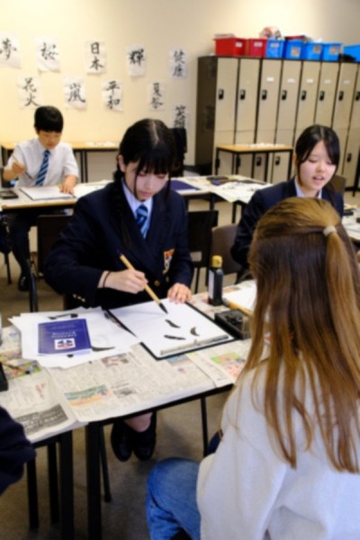 書道体験では、多くの方が筆を取り、日本文化に触れていました。