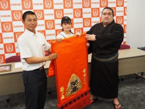 新十両 豪ノ山に化粧まわしを贈呈しました
