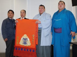 夢道鵬関に化粧まわしを贈呈しました