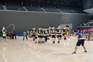 男子はかなり苦戦したか？大縄跳びは難易度高め…