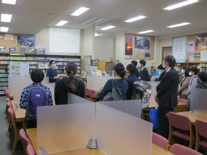 図書館での学習の取り組みを紹介する田中教諭