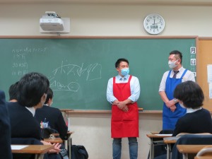 プロの実演販売士、レジェンド松下さん(左)とボス水野さん(右)