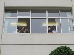 教室の窓から手を振る中1たち
