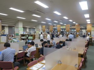 校内見学中の図書館では、高校GICのゼミ学習が行われていました