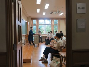 高1生徒とOBが向き合い哲学対話に臨みます