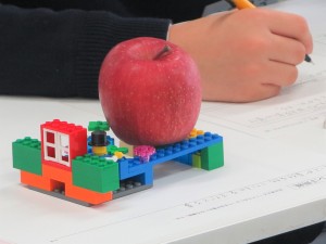 レゴ®ブロックとりんごのコラボレーション