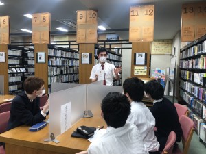 図書館で行われたビブリオバトルの様子