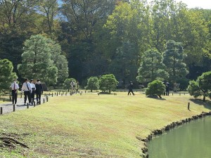 六義園を散策しながら調査する生徒たち