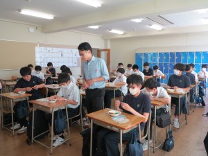 1人に1セット配付されたレゴ®ブロックを使って共有結合を表現