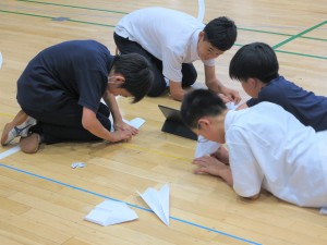 様々な形の紙飛行機をつくり、最高の機体の完成を目指します