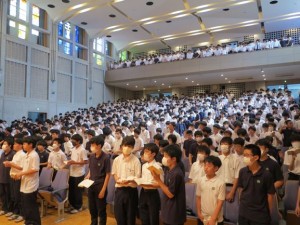 終業式は全学年が講堂に集まりました