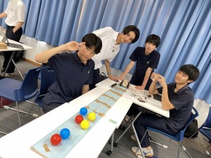 試行錯誤した手作りのゲーム筐体を出展し、お客様を迎えます