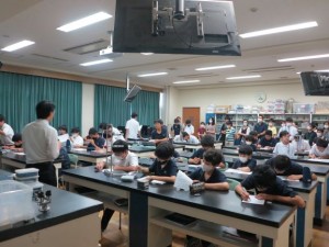 理科実験室で中1の授業を見学する参加者たち