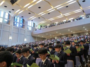 中学入学式、講堂で讃美歌をうたう