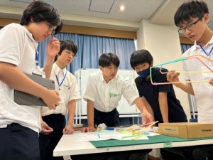 高校生の先輩たちがサポートしながら中学生たちの挑戦がスタート