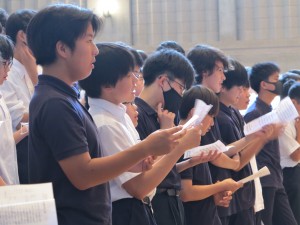讃美歌187番をうたう生徒たち