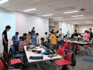 レゴキング選手権、作った作品をグループ内で発表する様子