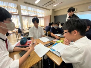 新ゼミの特別授業、新井さんと行うワークショップの様子