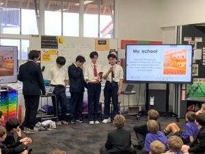 現地の小学校で日本文化交流会、プレゼンの様子
