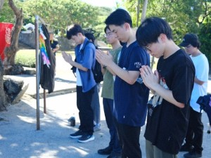 ひめゆり資料館で祈る生徒たち