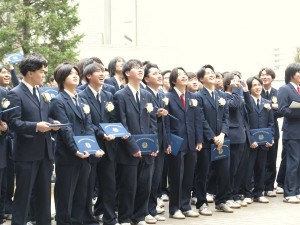 噴水広場前で集合写真を撮る笑顔の第118回卒業生たち