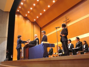 中学卒業式卒業証書授与は各クラス代表が登壇します