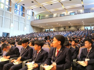 講堂手前に座る中1たち。聖書の開き方を教えてもらっています
