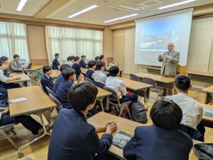 Joshua教授のお話を聞くため部屋いっぱい集まりました！