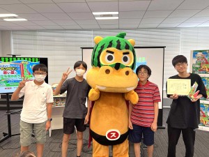 左から竹之内くん、他校の中学生、佐々木くん、中学生総意賞を受賞した大学生　※写真掲載許可済み