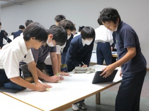 食堂でギャラリーウォークを行う中2たち