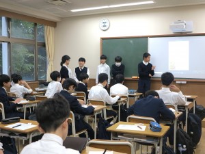 野菜親善大使となって調査した野菜をプレゼンする生徒たち