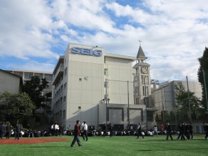 青い空と緑の芝生がとてもきれいな朝でした