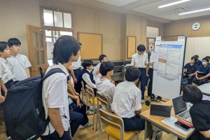 発表会には理系選択を考える後輩たちも聞きに来ました