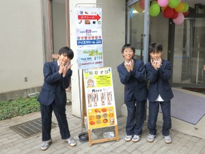 記念祭を楽しむ中学生たち