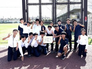 笑顔がまぶしい中学サッカー部の部員たち