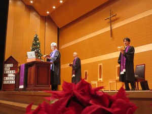 クリスマスは紫の掛布を飾り、悔い改めの心を呼び覚まし、愛の実践へ導くイエスの誕生を祝います