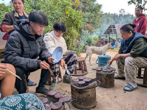 早朝、火にあたってお餅を焼く（パッキヤ村にて）