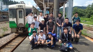 2_只見線の復刻塗装キハ110系と記念写真(小出駅)
