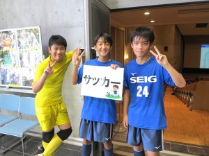 クラブ体験で、講堂に小学生たちを迎えにきたサッカー部員