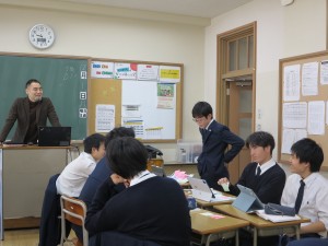 高2C組、グループワークで発表をする様子